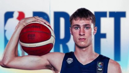 青岛足球俱乐部杨瀚森买断费引热议：球员生活待遇需关注